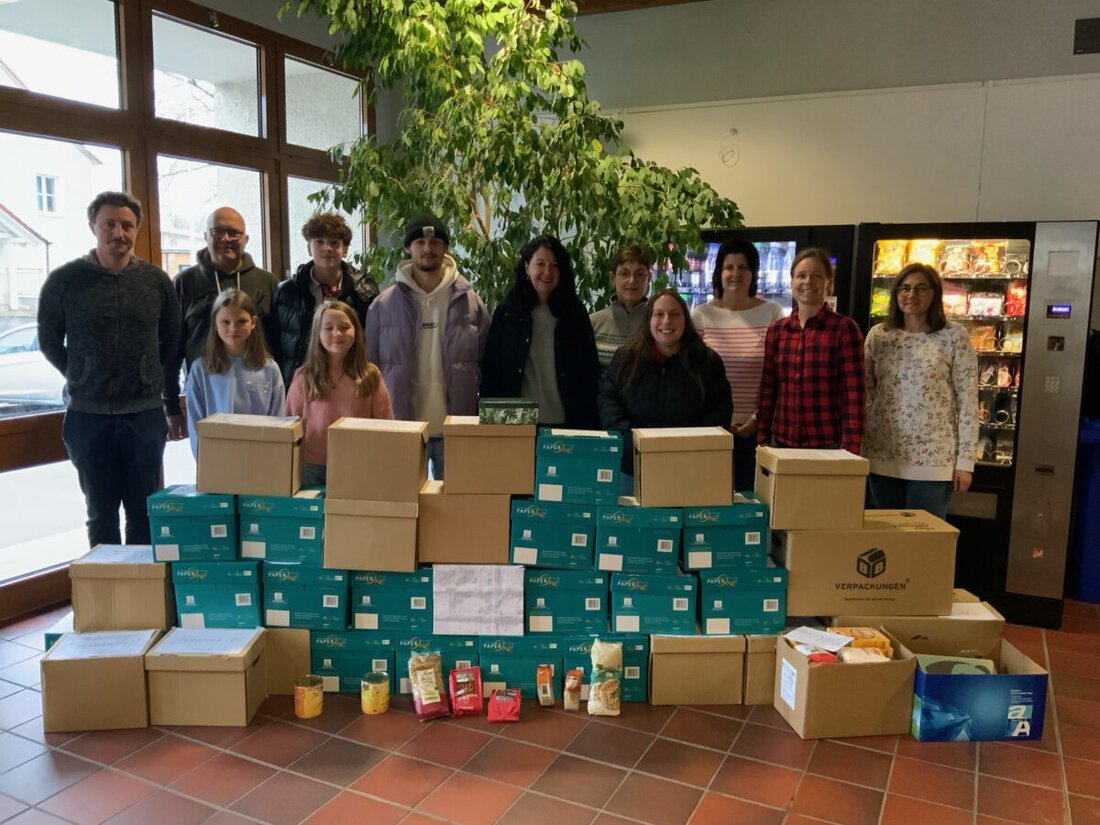 Kemnath. Die Realschule am Tor zur Oberpfalz hat zum siebten Mal Spenden an die Kemnather Tafel übergeben, um bedürftigen Familien zu helfen. Die Spenden wurden von Schülern, Lehrern und über eine Sammelaktion organisiert.