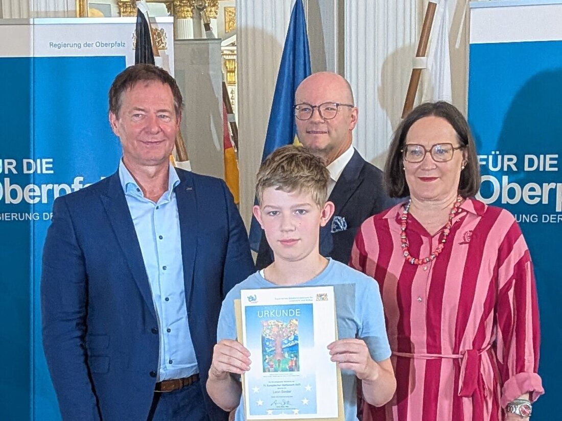 Weiden. Leon Besler aus der 5a der Wirtschaftsschule wurde beim 72. Europäischen Wettbewerb für sein Bild einer blühenden Pflanze, die ein offenes Europa symbolisiert, ausgezeichnet. Die Preisverleihung erfolgte in Regensburg durch hochrangige Vertreter der Regierung der Oberpfalz.