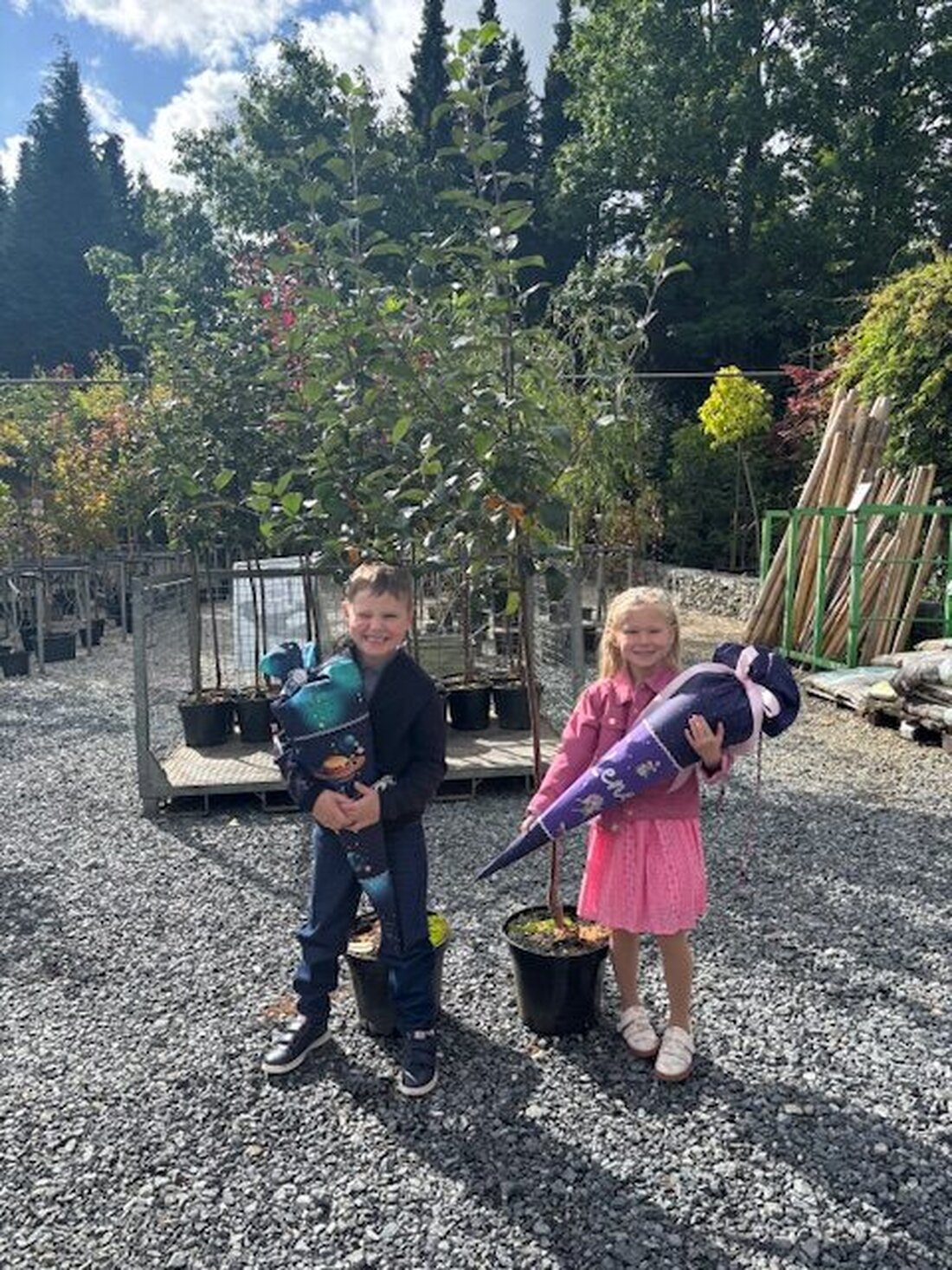 Windischeschenbach. Garten Punzmann landete mit einer Aktion zum Schulanfang einen Volltreffer: Für jeden Schulanfänger gab es einen Apfelbaum als Geschenk. 250 Abc-Schützen kamen mit ihren Eltern und holten sich einen Baum ab.  