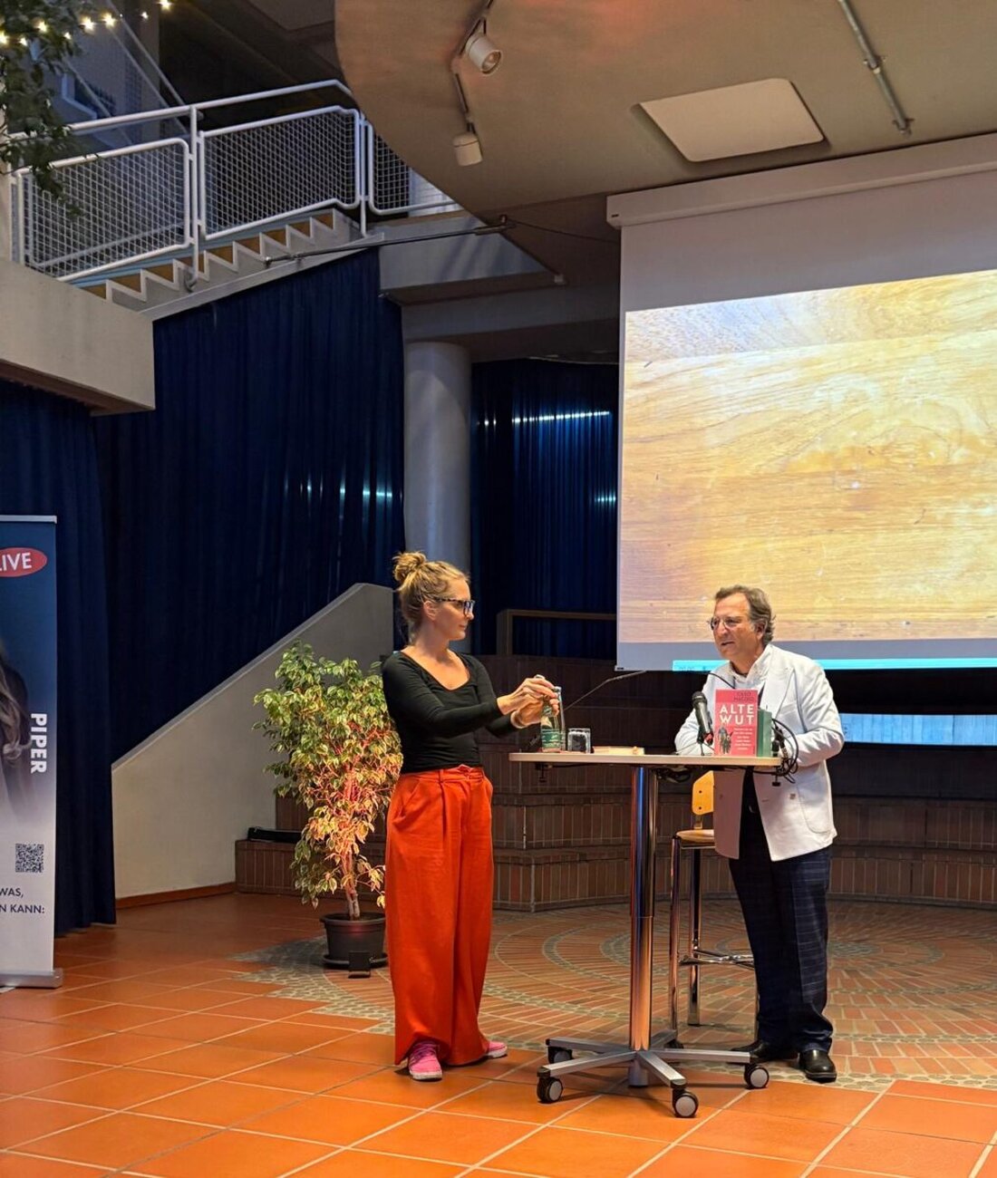 Weiden. Seit 40 Jahren unterstützt die Hausaufgabenhilfe des AK Asyl Kinder bei ihrer Schullaufbahn. Am Freitag feierten Gründer, Kinder und Mitarbeiter dieses besondere Jubiläum.  
