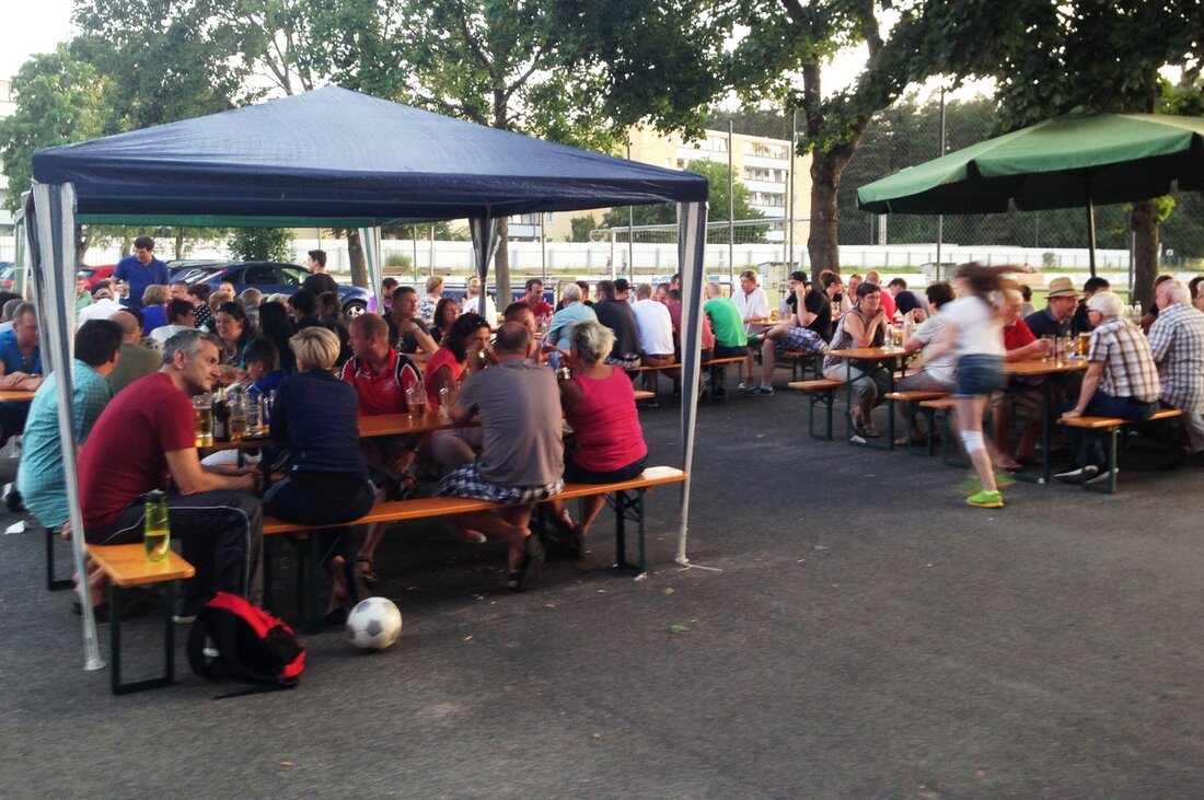 Weiden. Fußballer, Tennisfans und Kegler feierten auch in diesem Jahr wieder gemeinsam das Sportplatzfest des VfB Weiden. Neben Fußball-Matches, Tennis-Schnupperspielen und Kegel-Turnieren gab es leckeren Kuchen, Gegrilltes und Fisch. Die Fußball-Abteilung [&hellip;]