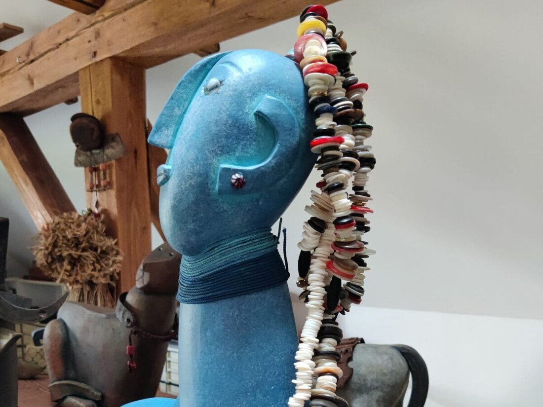 Bärnau. Im Deutschen Knopfmuseum präsentiert Irene Schleicher ab dem 26. Juni bis zum 10. August ihre Tonkunst unter dem Titel "Zugeknöpfte Geschichten im Feuer geboren". Ihre Werke kombinieren Ton mit Eisenelementen, wobei besonders "die Zugeknöpfte" heraussticht.