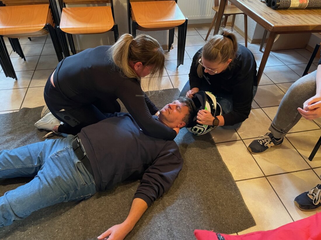 Waldthurn. Im Feuerwehrhaus fand am 14. und 15. November 2025 die Ausbildung Qualifizierte Erste Hilfe im Feuerwehrdienst statt. Es nahmen 22 Kräfte aus Burgtreswitz, Döllnitz, Floß, Leuchtenberg, Waidhaus und Waldthurn teil.