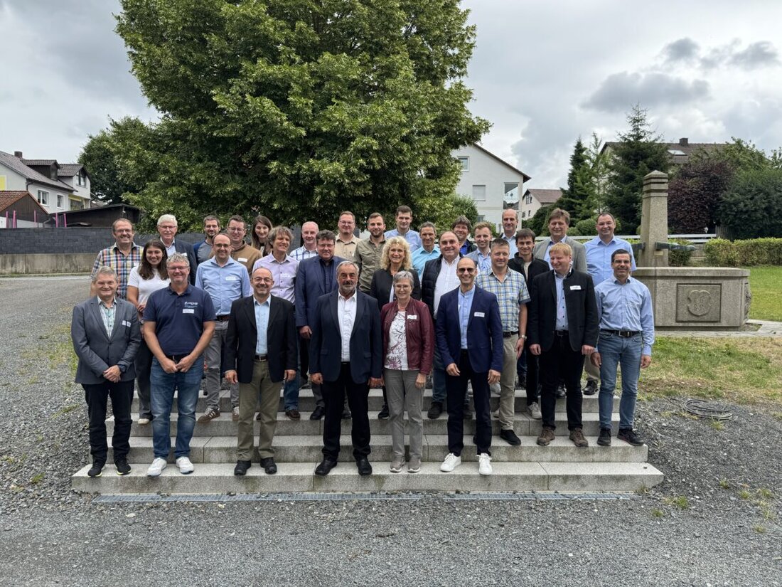 Waldthurn. Beim jährlichen Treffen des Wasserpakts Oberpfalz wurde über nachhaltigen Gewässerschutz und Bodenerhaltung diskutiert, um die Wasserqualität über gesetzliche Vorgaben hinaus zu verbessern. 17 Partner, darunter Verbände und Wasserversorger, tauschten sich aus und präsentierten Maßnahmen wie Drohnensaat für Landwirte.