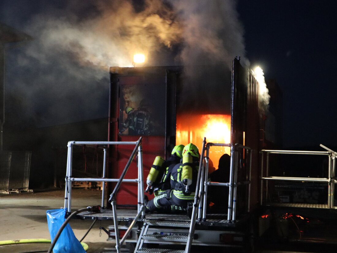 Parkstein. Feuerwehrleute üben im Brandcontainer den Innenangriff mit Atemschutz. Ziel sind mehr Sicherheit und feste Standards in der Ausbildung.