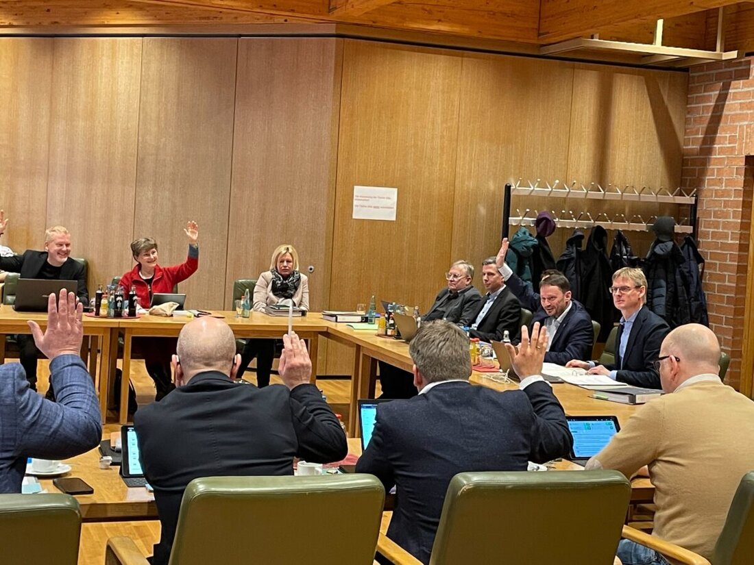 Weiden. Es ist vollbracht: Der Haushalt 2025 für die Stadt Weiden ist auf den Weg gebracht. Fast einstimmig votiert der Finanzausschuss in einer Sondersitzung am Freitag für den überarbeiteten Entwurf. Der Schuldenstand konnte deutlich nach unten korrigiert werden.