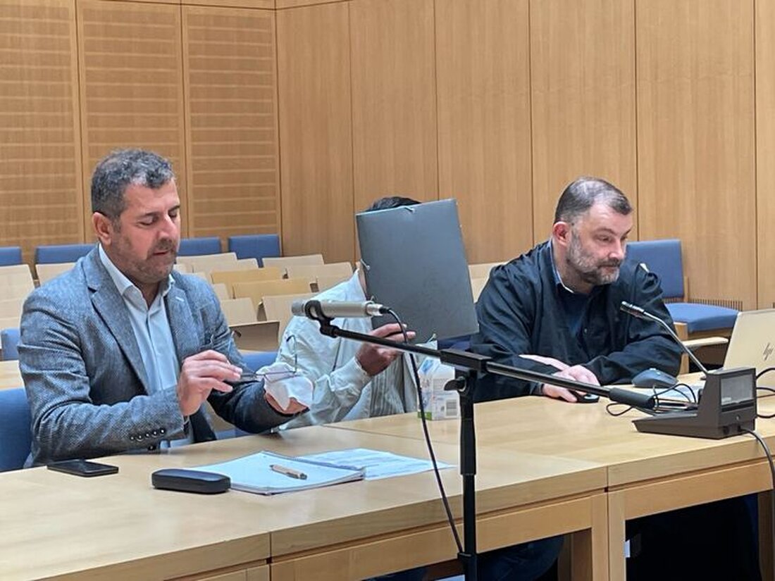 Weiden. In Weiden steht seit Dienstag ein mutmaßliches Mitglied einer syrischen Schleuser-Organisation vor Gericht. Dem 28-Jährigen aus Damaskus wird vorgeworfen, die illegale Einreise von mindestens 39 Landsleuten über Kroatien und Österreich mitorganisiert zu haben.