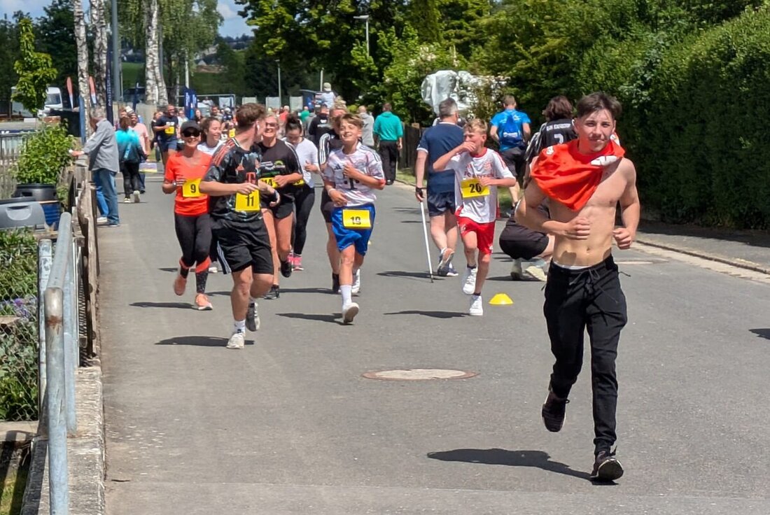 Rieden. Das Sommerfest des 1. FC Rieden stand ganz im Zeichen der Inklusion, mit einem Spendenlauf, Kinderanimation und einem Konzert von Max Giesinger. Highlights waren das Entenrennen und Fußball-Inklusionsspiele, die viel Geld für ein inklusives Projekt sammelten.