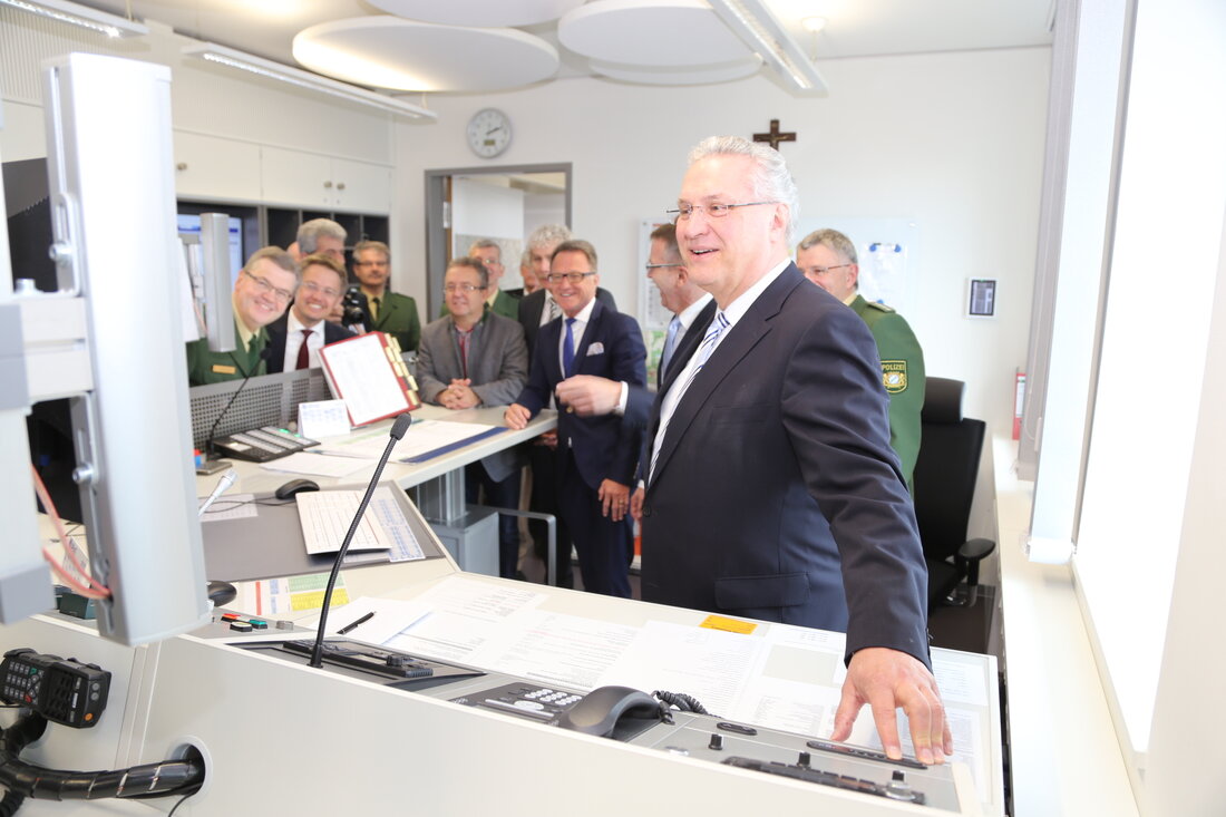 Tirschenreuth. Bayerns Innen- und Bauminister Joachim Herrmann weihte in Tirschenreuth das neue Gebäude der Polizeiinspektion ein. Im Neubau der Polizeiinspektion Tirschenreuth können die rund 40 Kolleginnen und Kollegen der Polizeiinspektion [&hellip;]