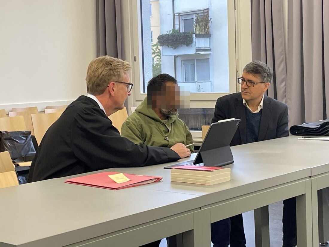 Weiden. Erst in Amberg, dann in Weiden. Einem jetzt 53-Jährigen wird vorgeworfen, sich notorisch Kindern unter 14 Jahren in sexueller Absicht zu nähern. Seit Donnerstag steht er vor der Jugendschutzkammer am Landgericht Weiden.