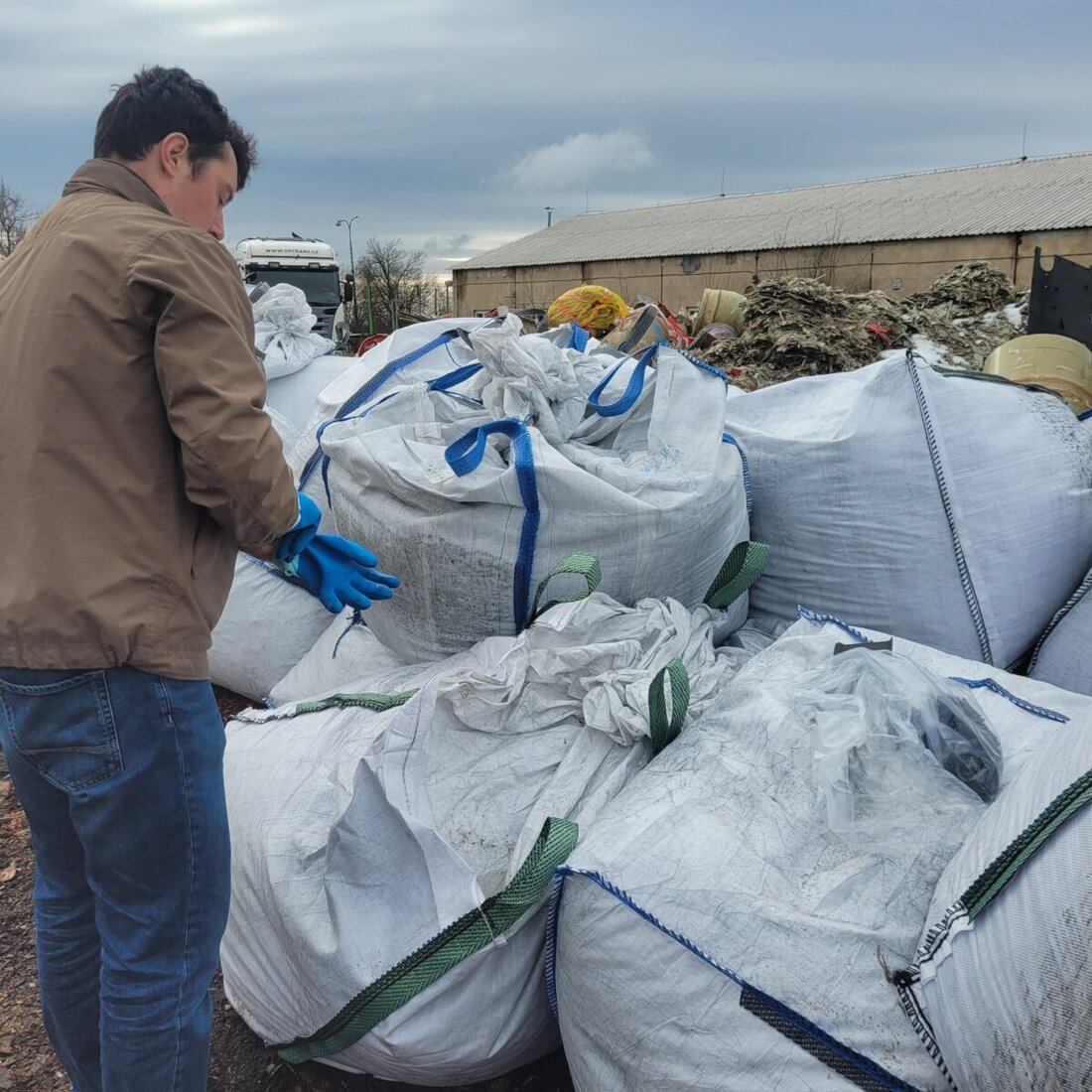 Weiden/Jirikov. Die Regierung der Oberpfalz hat am Donnerstag mitgeteilt, dass mehr Müll aus der Oberpfalz nach Tschechien verbracht wurde, als bisher angenommen. In einem Statement ist von einer "Mehrmenge" von 165 Tonnen die Rede - zusätzlich zu den mutmaßlich illegal im Nachbarland lagernden 466 Tonnen.