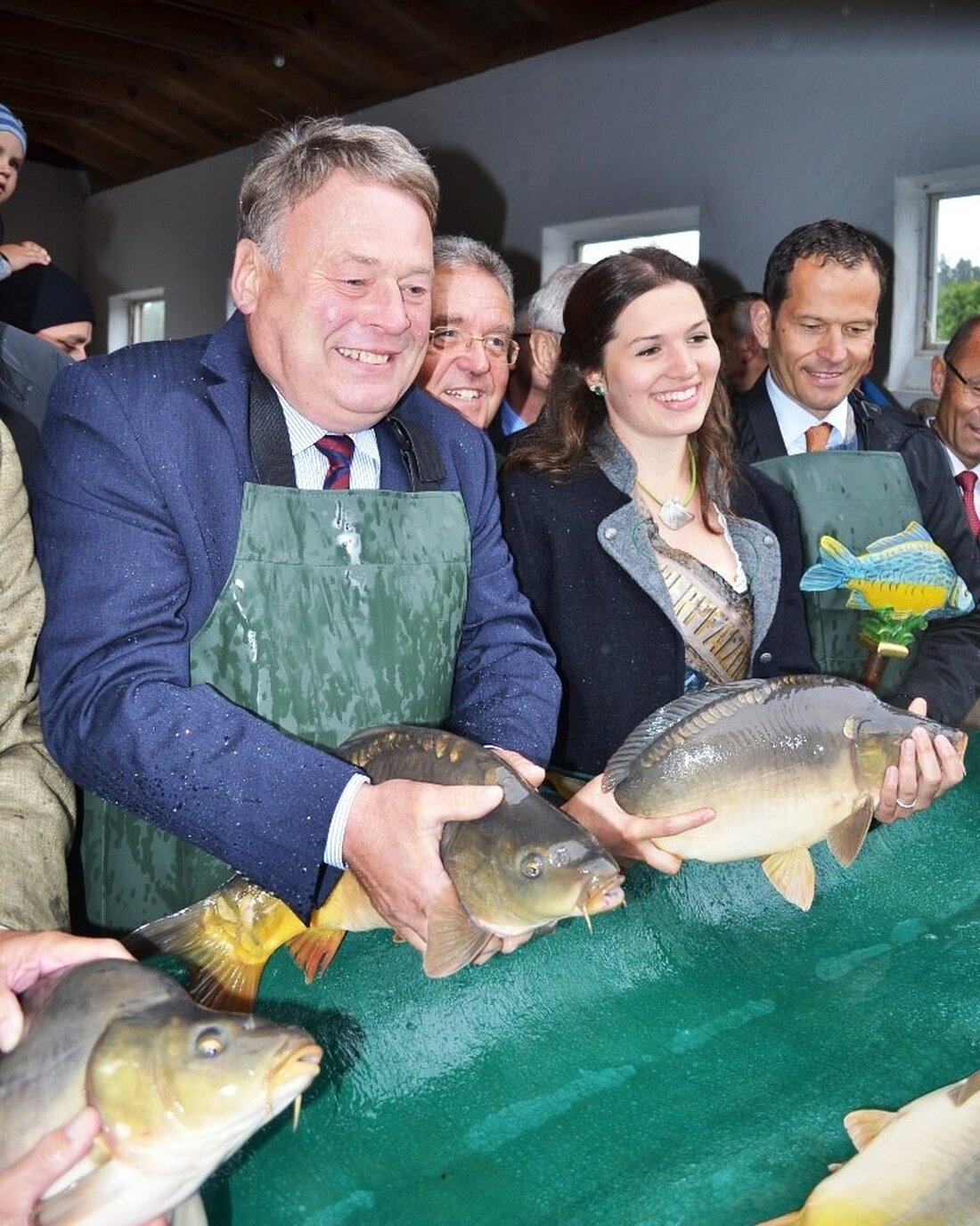 Muckenthal. Bayerns Feinschmecker können sich freuen: Aus den heimischen Teichen gibt es ab sofort wieder fangfrische Karpfen. Landwirtschaftsminister Helmut Brunner gab heute im Landkreis Tirschenreuth den offiziellen Startschuss für die bayerische [&hellip;]