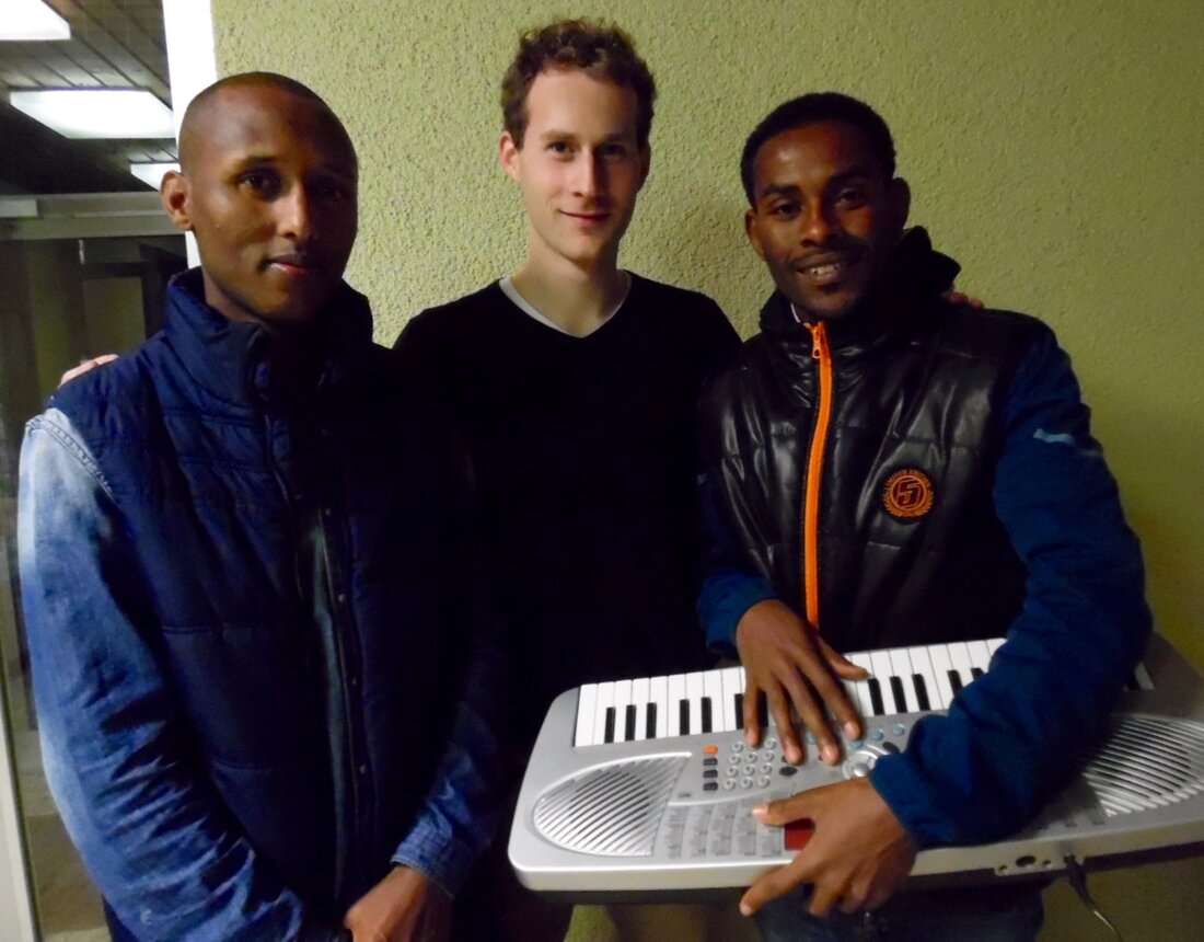 In der Sportumkleide fragt Flüchtling Sultan Tom und Hannes, beides Mitglieder der Musikinitiative Vohenstrauß (MiVoh), ob sie ihm irgendwie ein Keyboard besorgen könnten, damit er sich neben der Schule damit [&hellip;]