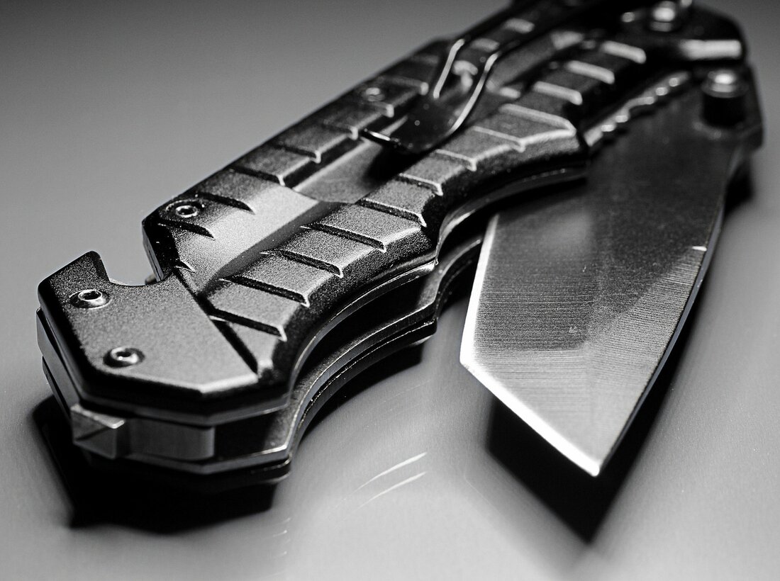 Weiden. Ein Jugendlicher wurde am Donnerstag Abend von einem Unbekannten auf offener Straße mit einem Messer bedroht. “Soll ich dich killen?”, fragte der Angreifer, floh dann aber plötzlich. Am Donnerstag [&hellip;]
