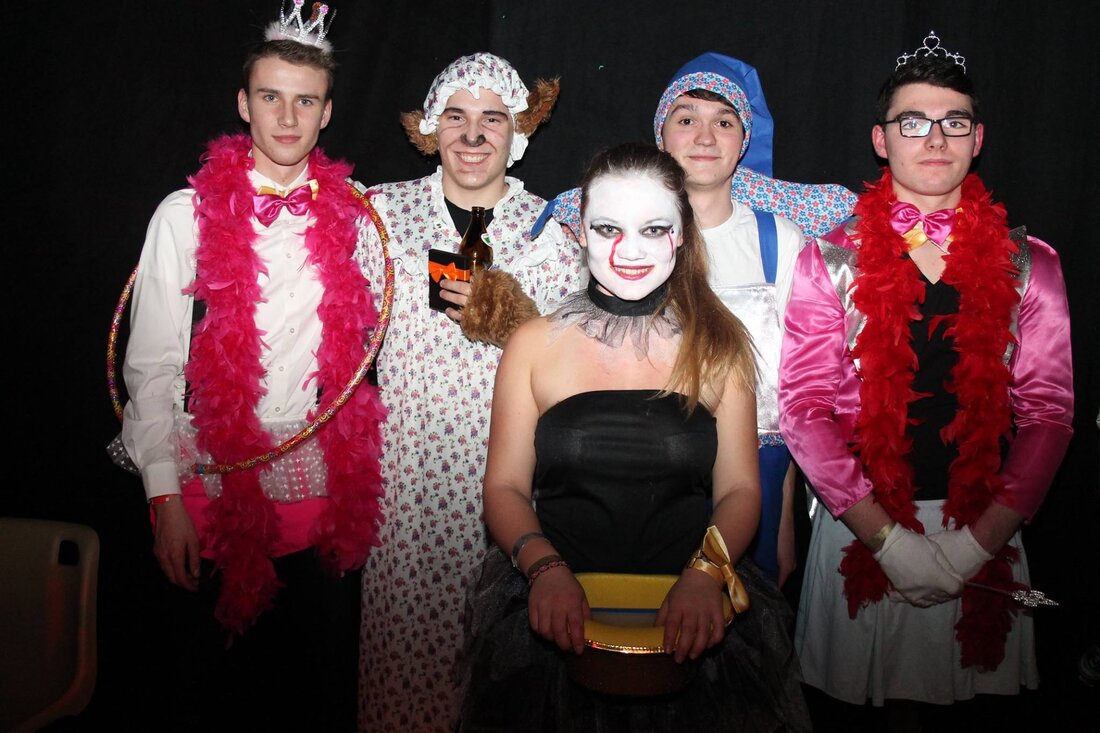 Waldsassen. Am vergangenen Samstag lud die Q12 des Stiftland-Gymnasiums Tirschenreuth zum traditionellen Fasching und lockte damit über 600 Feierwütige in die Turnhalle. Von Carina Freundl „Mad Circus“ lautete das Motto [&hellip;]
