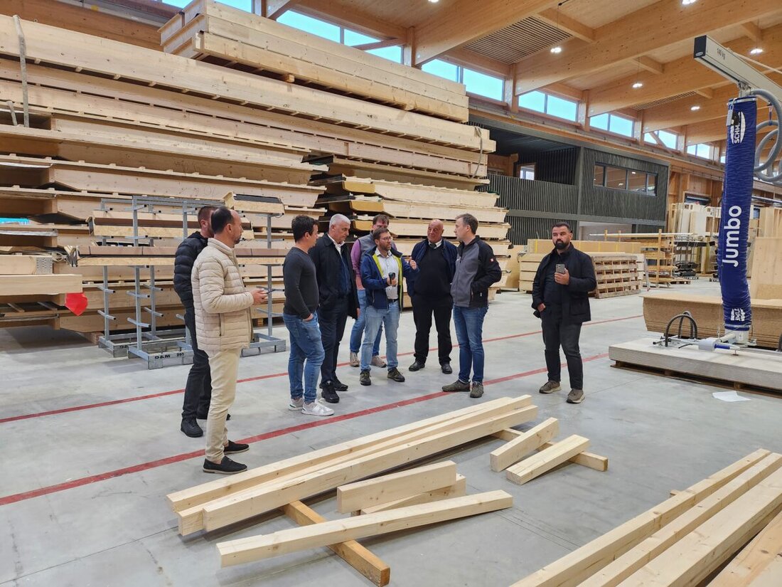 Friedenfels/Waldthurn. Eine albanische Delegation besuchte kürzlich die nördliche Oberpfalz, um den kulturellen Austausch und Entwicklungsprojekte zu erkunden. Der Besuch fokussierte auf Themen wie Biolandwirtschaft, naturnahen Tourismus sowie Wasserversorgung und -entsorgung.