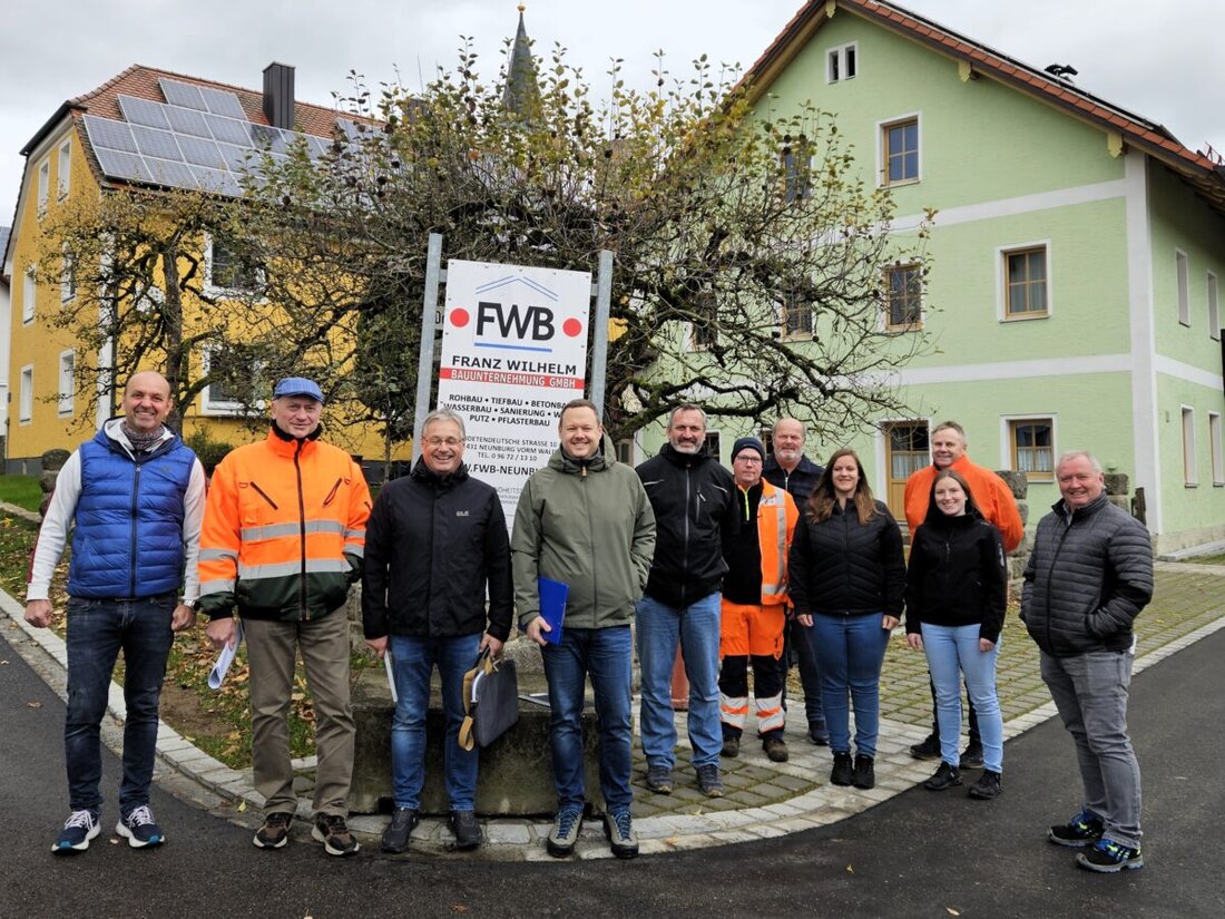 Tirschenreuth. Das Projekt „Ortsmitte Thanstein“ wurde mit Abschluss der Asphaltierungsarbeiten erfolgreich beendet. Seit Beginn der Bauarbeiten im Juni 2024 wurden die Straßenzüge im Bereich Tradweg, Dorfplatz, Bründlsteinweg und Kirchplatz umfassend neugestaltet.