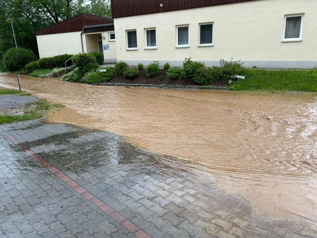 Illschwang. Obwohl es in der Ortschaft Illschwang keinen Bach oder Fluss gibt, kommt es immer wieder zu Überschwemmungen. Grund dafür ist die besondere Kessellage des Ortes, die dazu führt, dass Niederschläge aus der Umgebung von allen Seiten in das Dorf fließen.