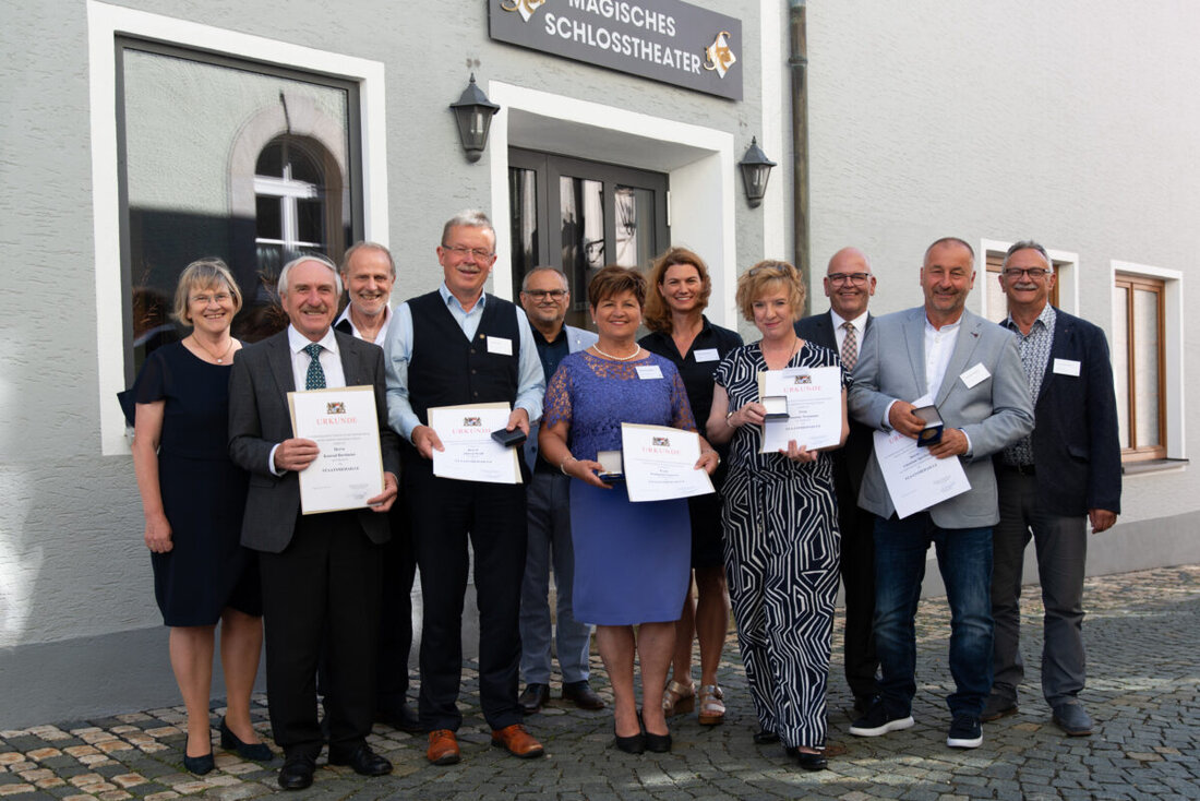 Bärnau. Fünf Personen wurden für ihren langjährigen Einsatz für den ländlichen Raum in der Oberpfalz mit der Staatsmedaille in Bronze ausgezeichnet. Die Ehrung fand im Magischen Schlosstheater Bärnau statt, wo die Bedeutung ihres Engagements für die Gemeinschaft und die ländliche Entwicklung gewürdigt wurde.