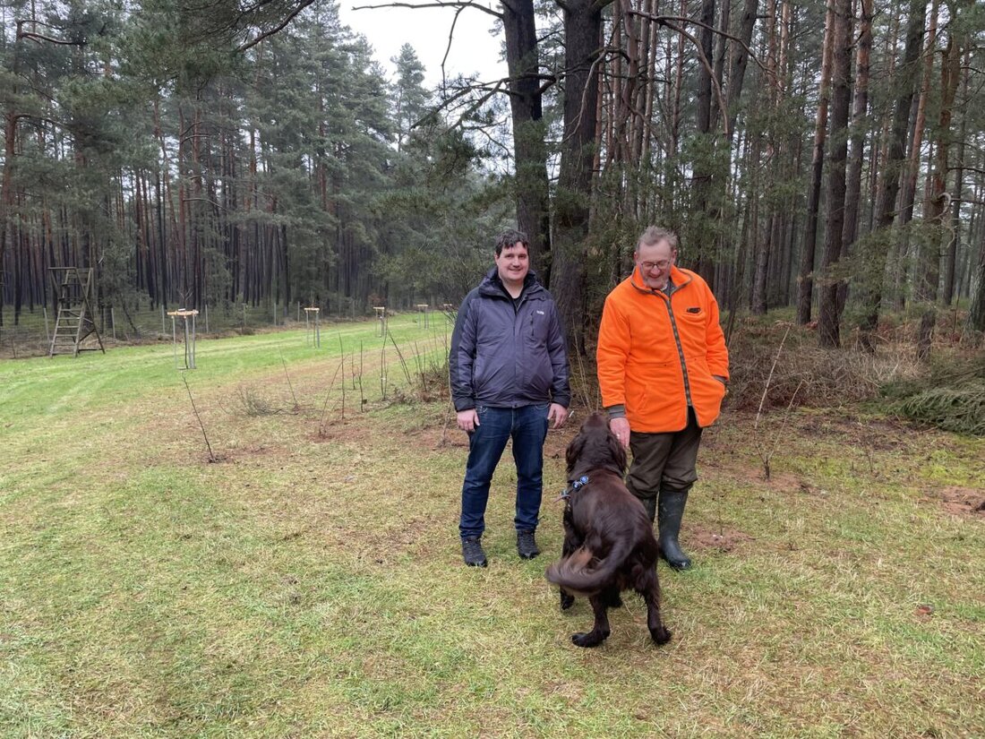 Steiningloh/Hirschau. Landwirt Norbert Graf unterstützt die Artenvielfalt: Er pflanzt Obstbäume und Hecken, gefördert durch das Kulturlandschaftsprogramm und den Streuobstpakt Bayern. Die Maßnahme verbessert den Lebensraum für Wildtiere und stärkt den Naturschutz.