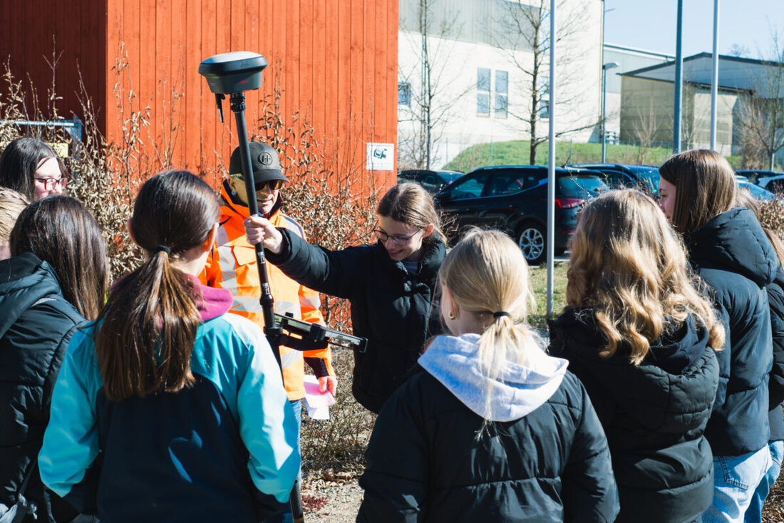Tirschenreuth. Zum "Girls' Day" am ALE Oberpfalz experimentierten 14 Schülerinnen mit Vermessungswerkzeugen und lernten Berufe im Bereich ländliche Entwicklung kennen.