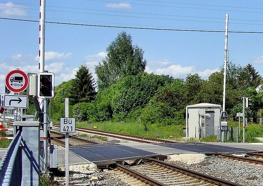 Wiesau/Schönfeld. Dieser Traktorfahrer hatte enormes Glück. Sein unüberlegtes Handeln hätte auch ganz schnell zum Tod führen können. Am Montag gegen 17:30 Uhr kam es am Bahnübergang bei Schönfeld zu einem Unfall. [&hellip;]