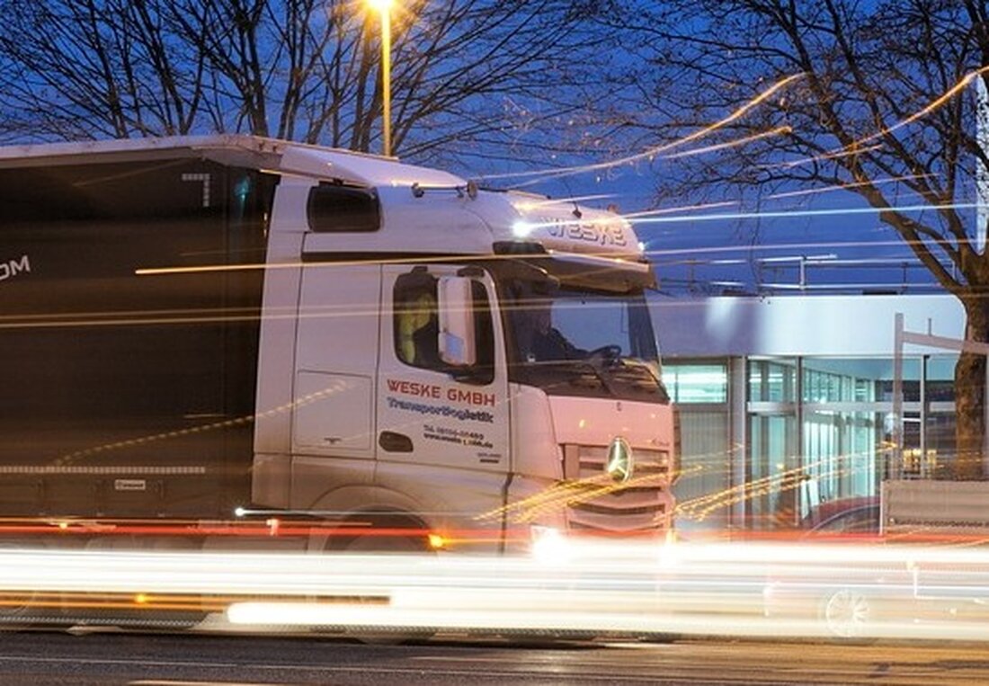 Waldthurn. Die Bilanz eines Unfalls mit einem Lkw am heutigen Nachmittag: Ein verletzter Fahrer und 50.000 Euro Sachschaden. Am Montag gegen 13:00 Uhr befuhr ein mit Bankettfräsgut beladener Lkw die [&hellip;]