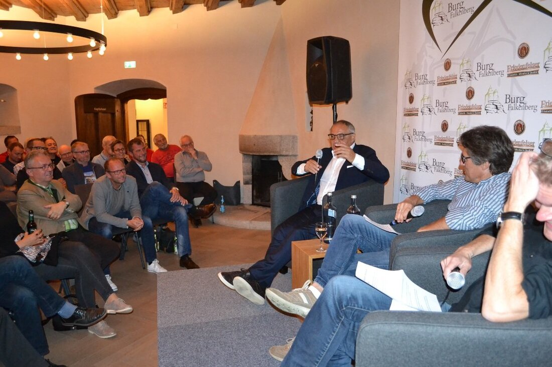 Falkenberg. Beim Sporttalk der Schlossbrauerei Friedenfels und des Forums Freunde der Burg Falkenberg begeisterte Trainerlegende Felix Magath viele Fußballer aus dem Stiftland mit Witz, Seitenhieben und einer Portion Charme. Von Udo [&hellip;]