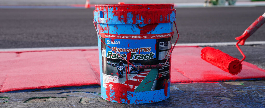 [Advertorial] Großostheim. Klebstoffe, Beton und farbige Randsteine im Motorsport haben mehr miteinander zu tun, als es auf den ersten Blick scheint. MAPEI entwickelt Materialien für sehr unterschiedliche Bauanwendungen. Der Blick auf das Familienunternehmen aus Mailand zeigt, welches Wissen hinter seinen Lösungen für Rennstrecken steckt.