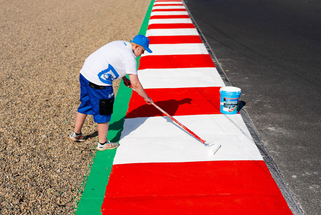 [Advertorial] Großostheim. Farbige Randsteine und Markierungen gehören zum Bild von Formel 1, MotoGP und Superbike. Die verwendeten Materialien müssen zur Oberfläche und zum Rennbetrieb passen. MAPEI erklärt anhand seiner Motorsportlösungen, worauf es bei der Beschichtung ankommt.