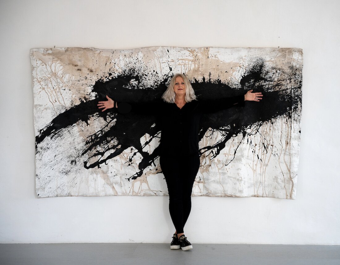 Neustadt. Am 23. Mai 2025 eröffnet der Kunst- und Kulturverein Hausfluss mit Werken der Künstlerin Marthe die Ausstellung "sonder.for.marthe". Ihre interdisziplinären Arbeiten bieten eine vielschichtige Spurensuche zwischen Körper, Innenwelt und Material.