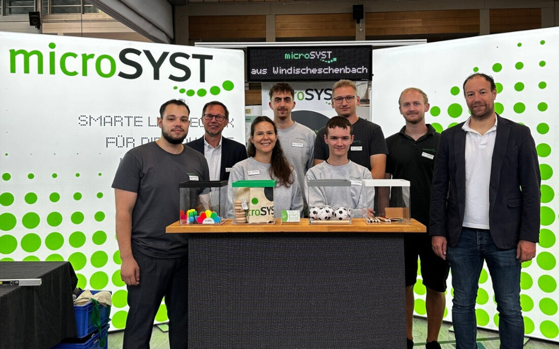 Eschenbach. Bei der 12. Ausbildungsmesse zeigte microSYST mit einem von Auszubildenden entwickelten digitalen Glücksrad, wie praxisnah und ideenreich die Lehrzeit ist und kam mit Schülerinnen, Schülern und Eltern ins Gespräch.