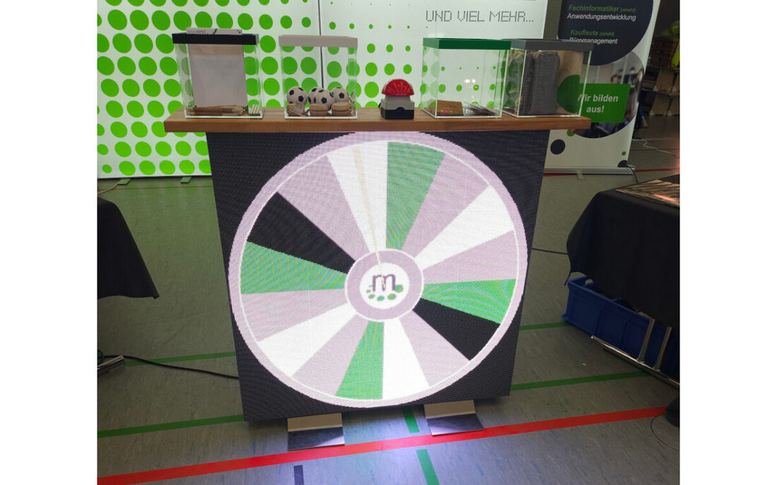 Kemnath. microSYST zeigte sich mit starkem Team auf der Ausbildungsmesse. Im Fokus standen Ausbildungen in Elektronik, Anwendungsentwicklung und Büromanagement. Ein von Auszubildenden gebautes LED-Glücksrad lockte viele und führte zu ersten Anmeldungen.