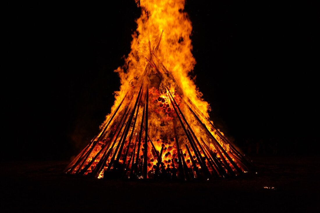 Parkstein. Gestern um 22:30 Uhr, entdeckte ein vorbeifahrender Passant in der Weidener Straße in Parkstein am dortigen Waldrand ein Feuer. Er verständigte unverzüglich über den Notruf die Feuerwehr. Bei Eintreffen [&hellip;]