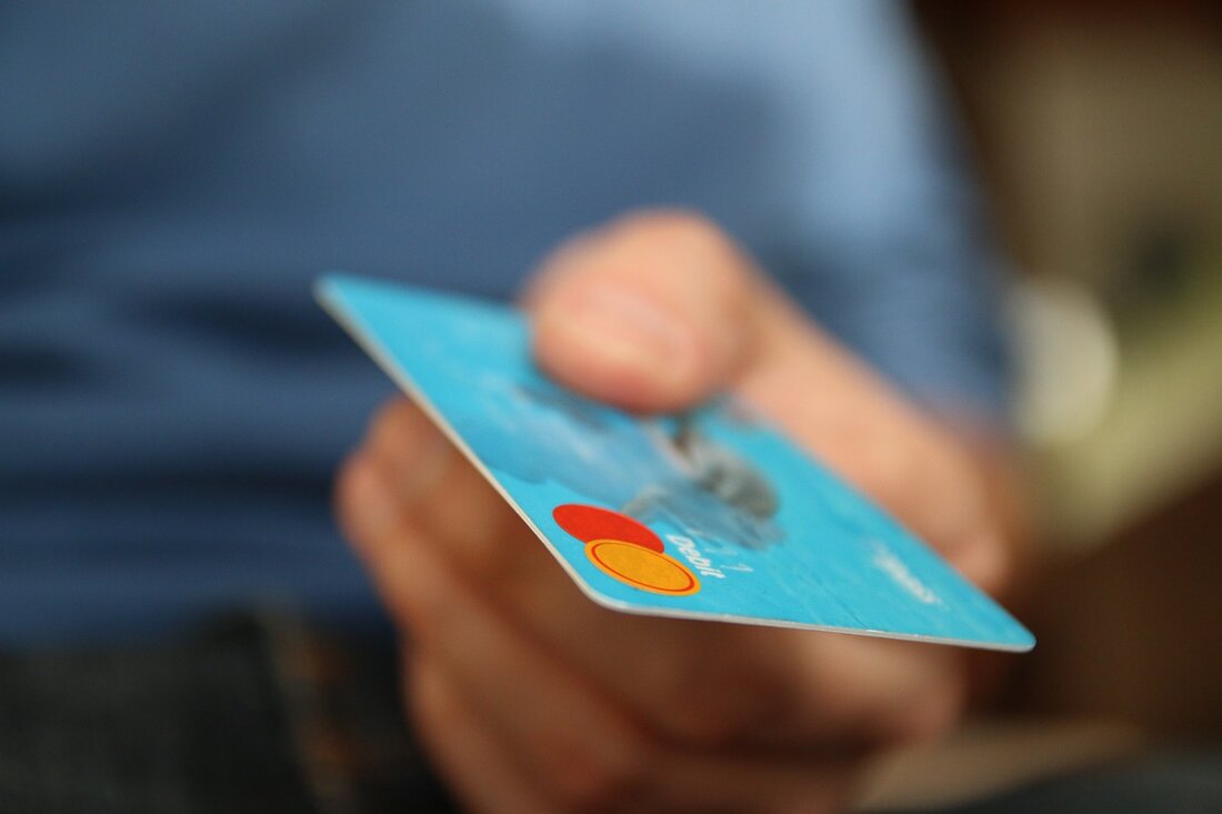 Weiden/Regensburg. Diebe in Weiden und Regensburg machen viel Beute: Erst klauen sie die Geldbeutel ihrer Opfer, dann heben sie mit den EC-Karten Bargeld ab. In beiden Fällen hatten die Täter [&hellip;]
