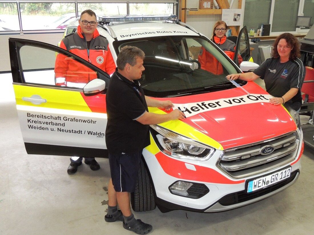 Grafenwöhr. Das neue HVO-Auto ist in Grafenwöhr angekommen und erhielt nun sein „neues Gesicht“. In einer beispiellosen Spendenaktion sammelte die Grafenwöhrer BRK-Bereitschaft Gelder für den neuen Ford Kuga der Helfer [&hellip;]