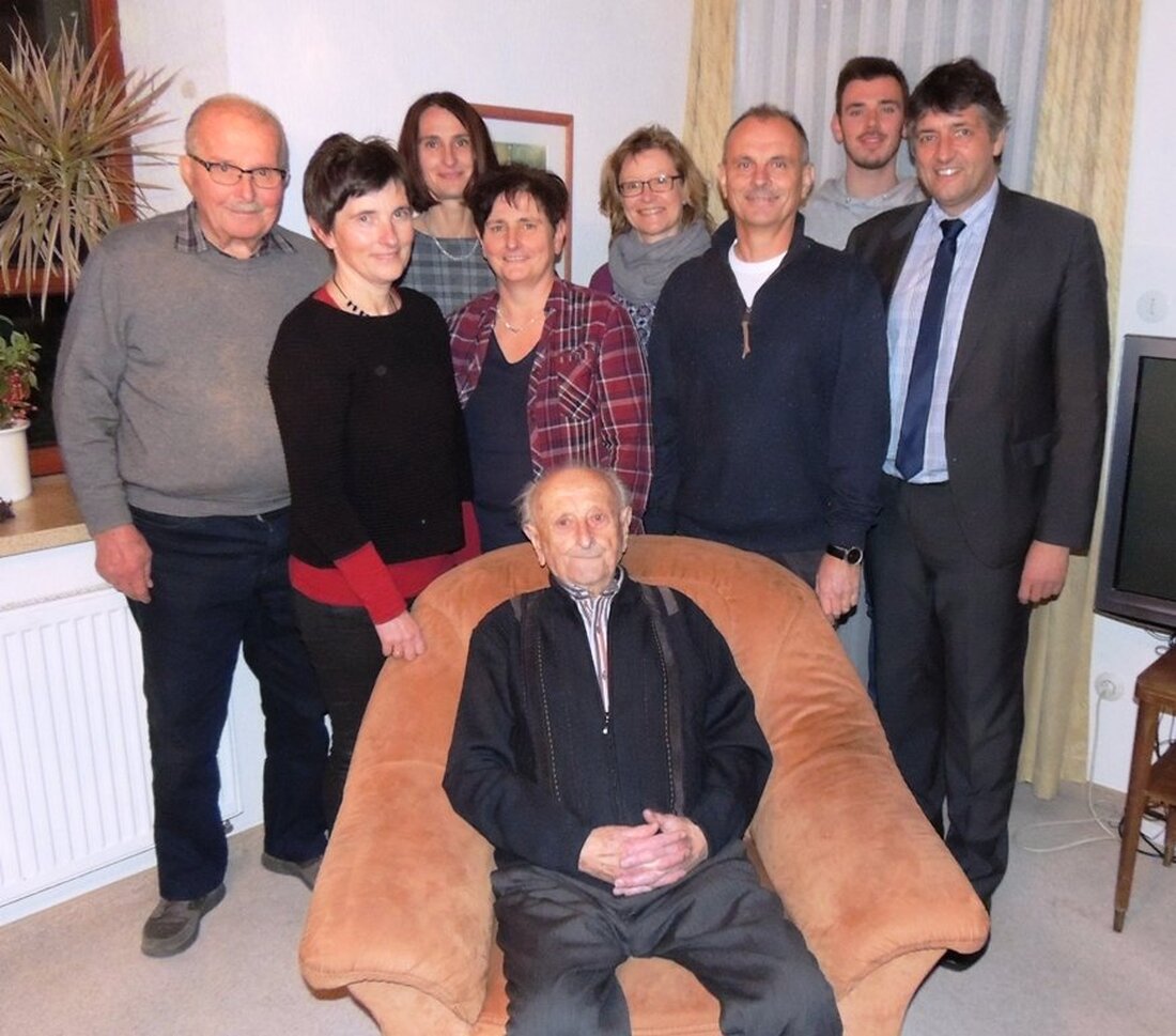 Grafenwöhr. Max Reiter gehört zu den ältesten Bürgern in Grafenwöhr. Bei der Gratulation freute sich Bürgermeister Edgar Knobloch über das Gespräch mit einem agilen 94-Jährigen. Die Familie mit den Kindern, [&hellip;]