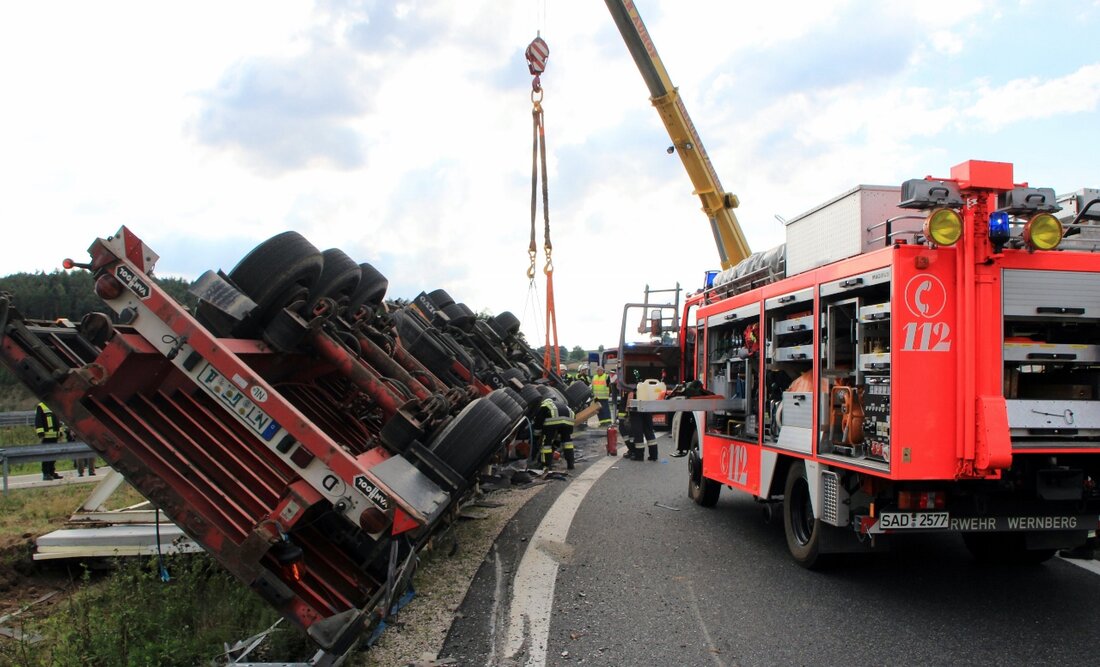 Wernberg. Ein Lkw-Unfall am Autobahnkreuz „Oberpfälzer Wald“ am heutigen Nachmittag führte und führt noch zu größeren Verkehrsbehinderungen auf der A93. Zu beklagen ist ein schwer verletzter Lkw-Fahrer und 200.000 Euro [&hellip;]