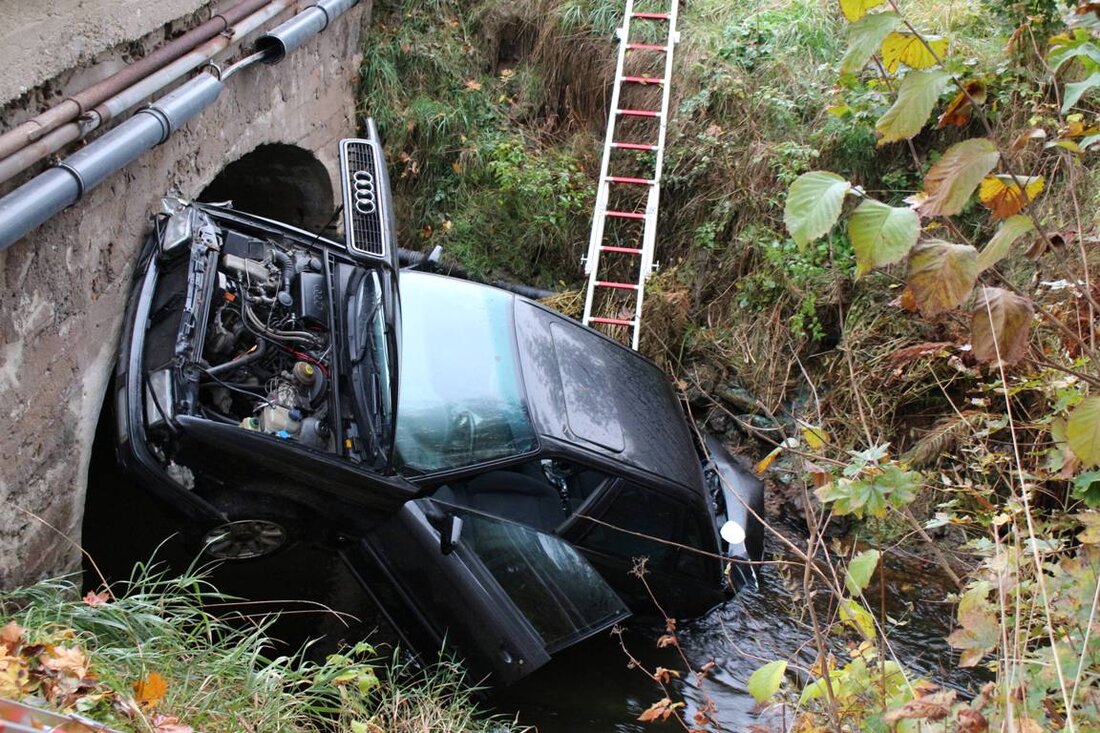 Pleystein. Ein junger Autofahrer landete nach einem Unfall mit seinem Auto in einem Bachlauf unterhalb einer Brücke.  Von Sven Zeilmann Der 20-Jährige fuhr am Freitag auf der NEW32 von Pleystein in [&hellip;]