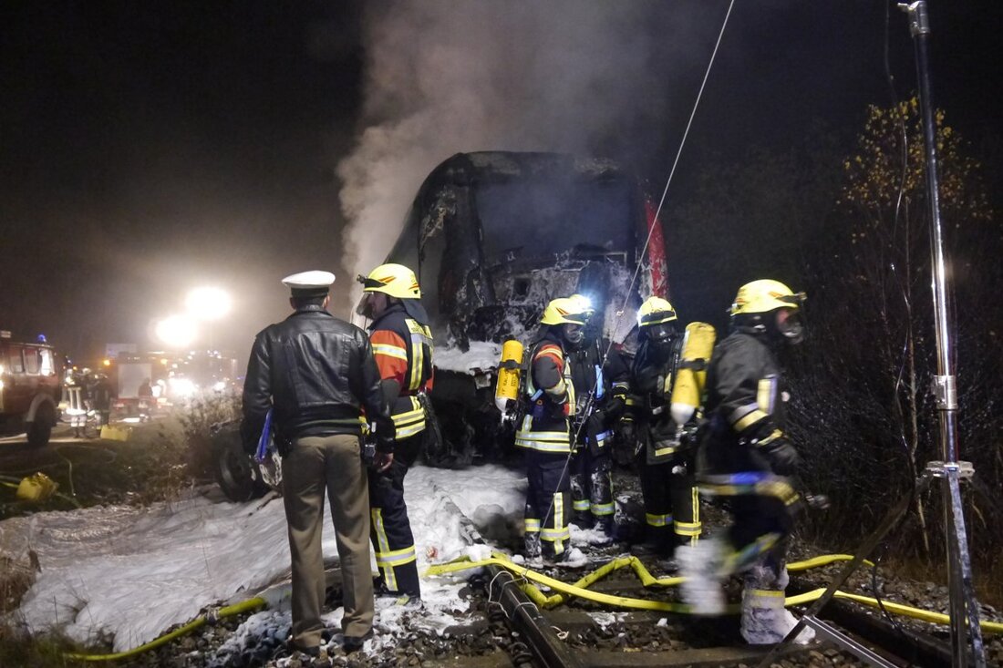 Freihung. Gestern gegen 22:00 Uhr kollidierte auf der Bahnstrecke Nürnberg-Weiden im Ortsteil Freihungsand ein Regionalzug mit einem Lkw, der auf einem Bahnübergang stand. Zwei Personen wurden bei dem Unfall tödlich verletzt. [&hellip;]