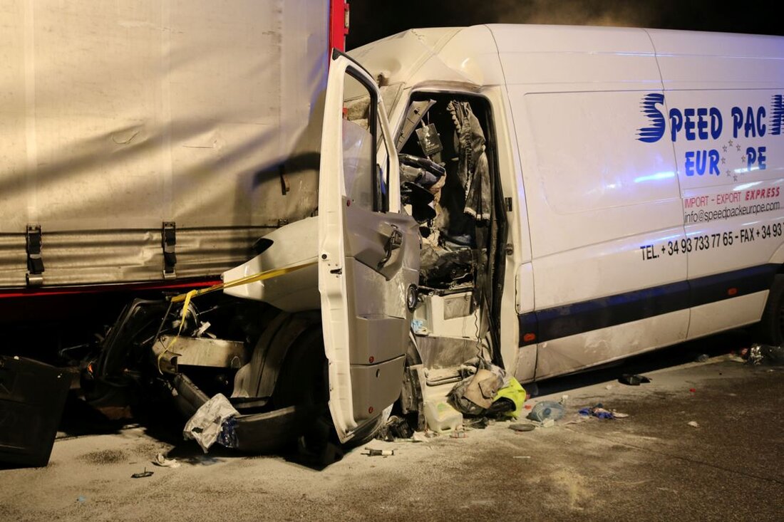 Schwandorf. Auf der A6 kam es gestern Abend zu einem schweren Unfall. Ein Kleintransporter krachte ungebremst in einen LKW. Der Fahrer des Transporters wurde schwer verletzt. Dank Ersthelfern aber überlebte [&hellip;]