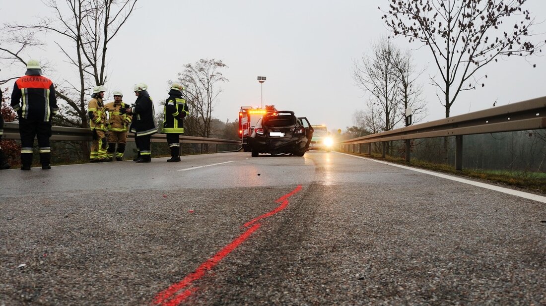 Schwandorf. Bei einem Unfall auf einem Bahnübergang ist ein Mädchen (12) ums Leben gekommen. Ein junger Autofahrer war auf ein hinter einem Pannenfahrzeug stehendes Auto aufgefahren. Gestern Nachnmittag kam es auf der SAD [&hellip;]