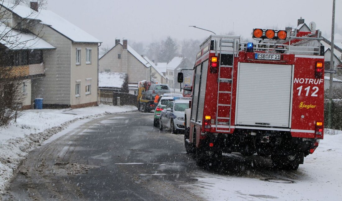 Eschenbach. Ein amerikanischer Staatsbürger geriet in Eschenbach in einer Rechtskurve wegen Schneeglätte ins Schleudern, fuhr auf ein Mauerwerk auf und überschlug sich. Der Mann war noch mit Sommerreifen unterwegs. Am [&hellip;]