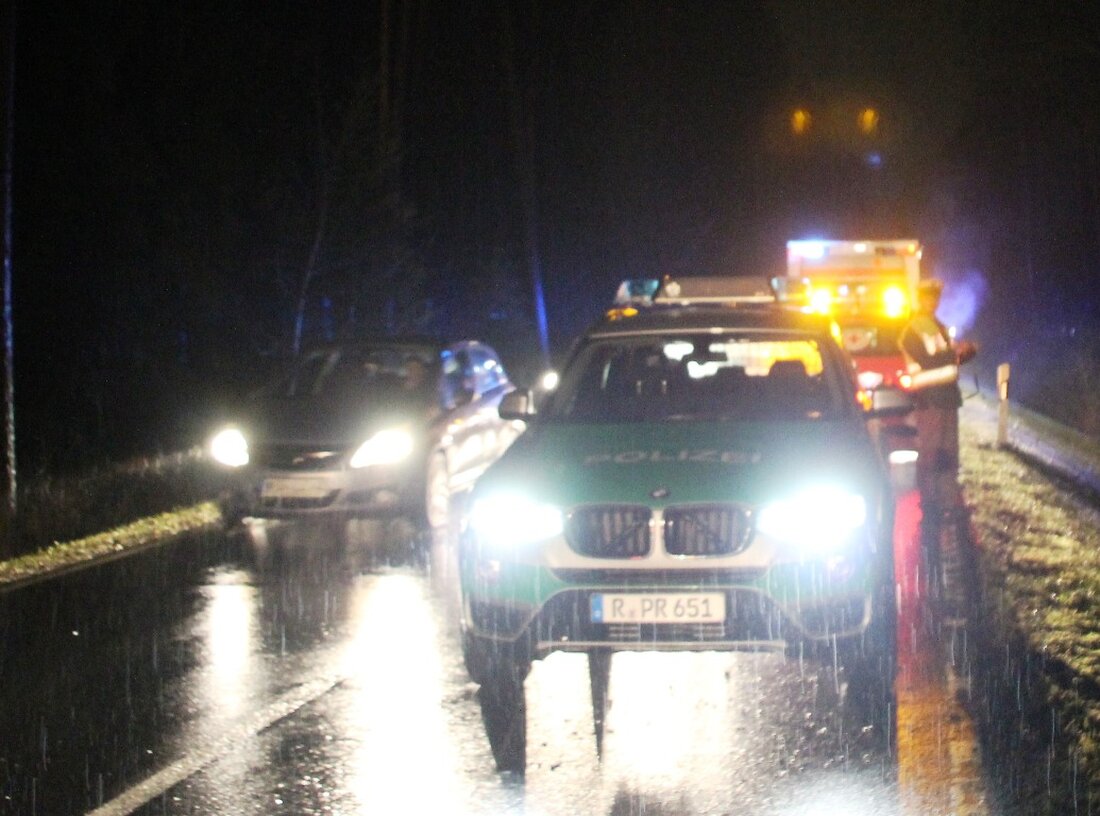 Weiden. Gestern hat es in Weiden gleich drei Mal gekracht. Bei den Unfällen wurden vier Personen verletzt. Insgesamt entstand an den Fahrzeugen ein Schaden von rund 16.000 Euro. Der erste [&hellip;]