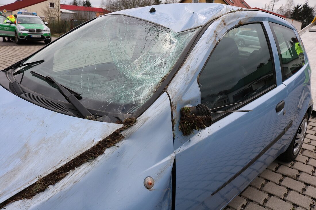 Teublitz. Heute ereignete sich auf der A93 in Fahrtrichtung Weiden zwischen der Ausfahrt Ponholz und Teublitz ein Verkehrsunfall. Der Fahrer fuhr danach einfach davon. Nach einem heftigen Bremsmanöver verlor der [&hellip;]