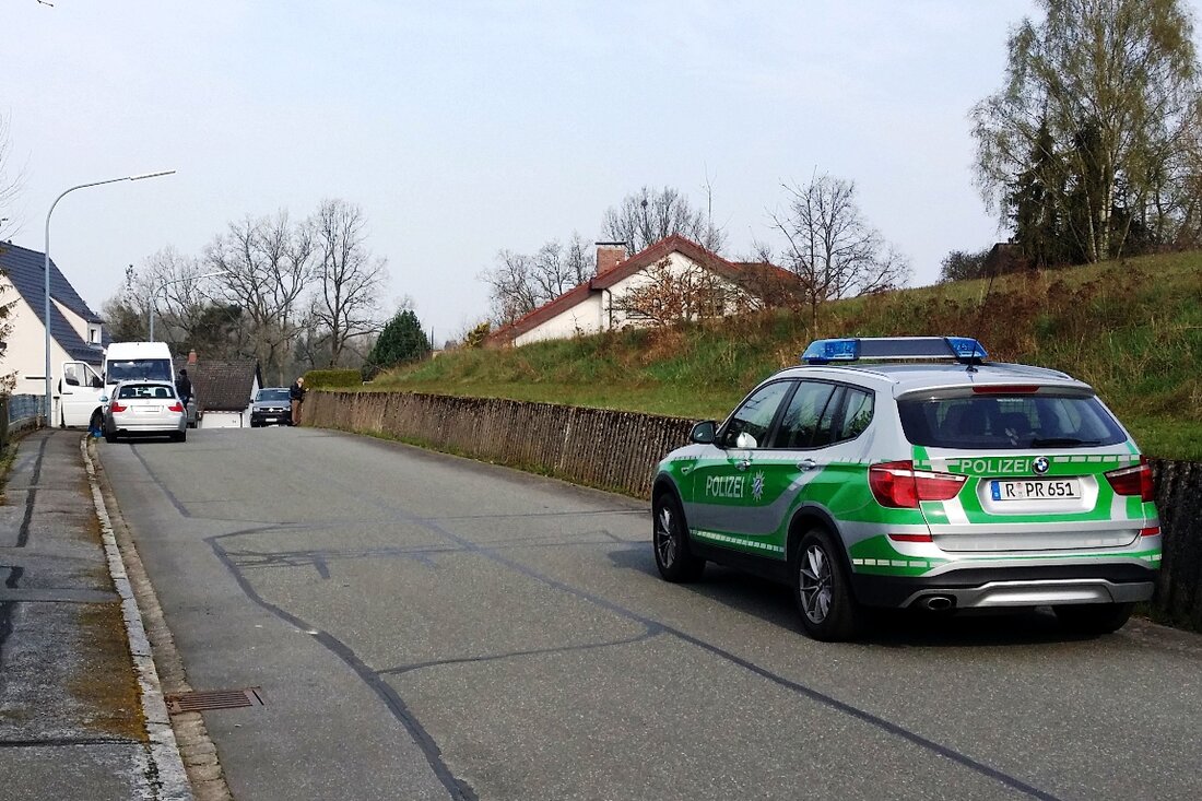 Grafenwöhr. Drei bislang unbekannte Männer haben einen brutalen Raubüberfall auf zwei Bewohner einer Doppelhaushälfte in der Straße “Am Weinbühl” verübt. Sie haben mehrere Tausend Euro Bargeld erbeutet. Kurz vor Mitternacht, [&hellip;]
