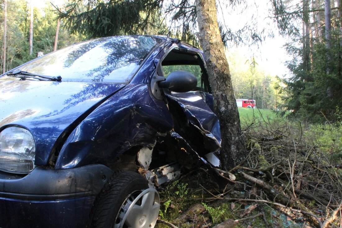 Pressath. Auf der B 299 zwischen Pressath und Grafenwöhr kam es heute am Abend zu einem schweren Unfall.  Aus bislang ungeklärter Ursache kam ein Renault nach rechts von der Fahrbahn [&hellip;]