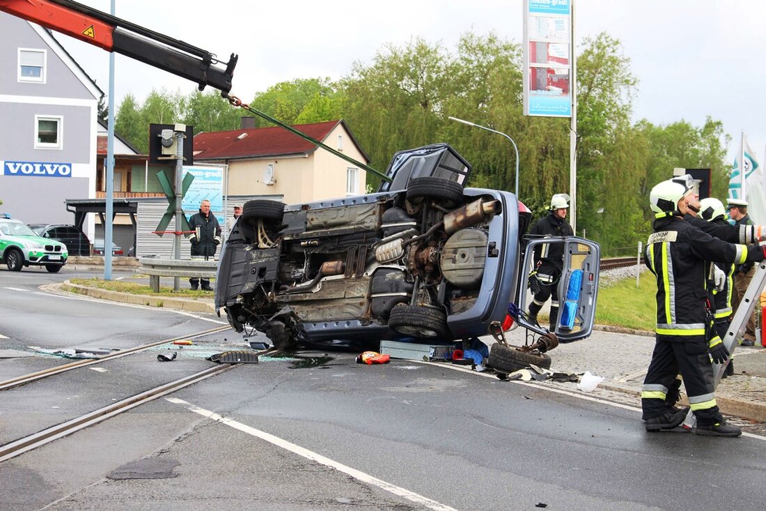 Grafenwöhr. Heute am Morgen überschlug sich ein BMW-Fahrer an einem Bahnübergang. Das Auto blieb auf den Gleisen liegen.  Der Fahrer unterwegs von Pressath in Richtung Grafenwöhr. Aus bislang ungeklärter Ursache kam [&hellip;]