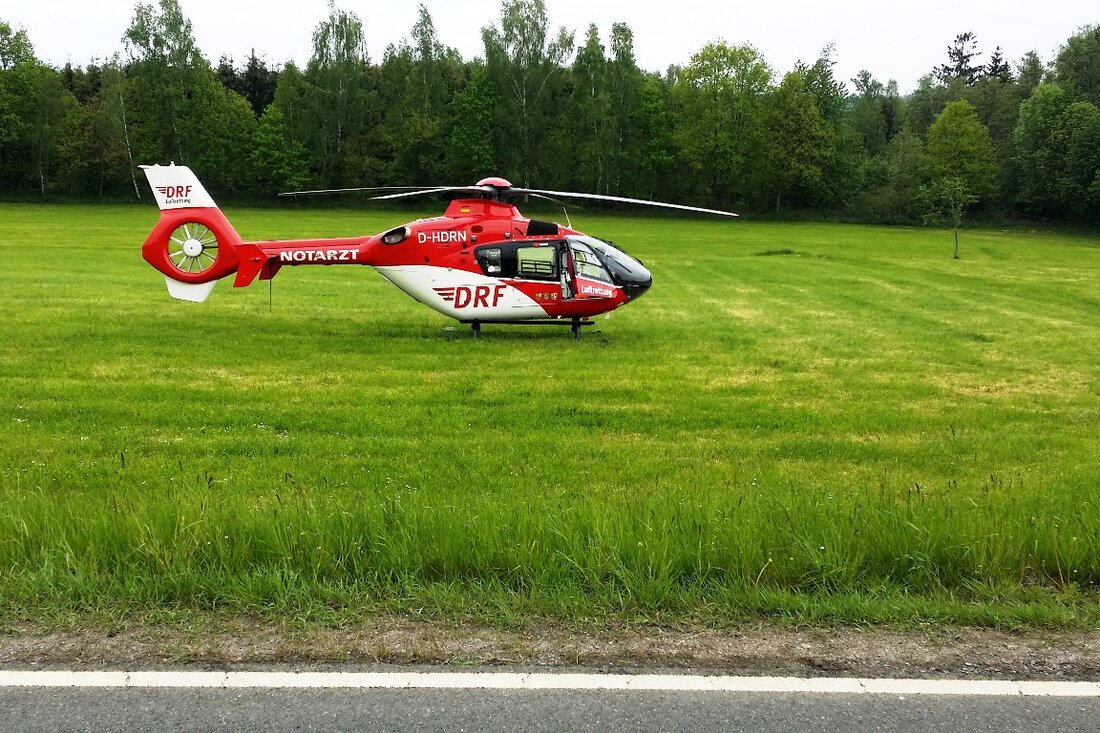 Waldershof/Lengenfeld. Eine Mountainbikerin blieb nach einem Sturz bewusstlos liegen. Der Rettungshubschrauber musste die Radfahrerin ins Klinikum fliegen. Aus bislang ungeklärter Ursache, vermutlich aber wegen eines Fahrfehlers, stürzte gestern, gegen 10.35 [&hellip;]
