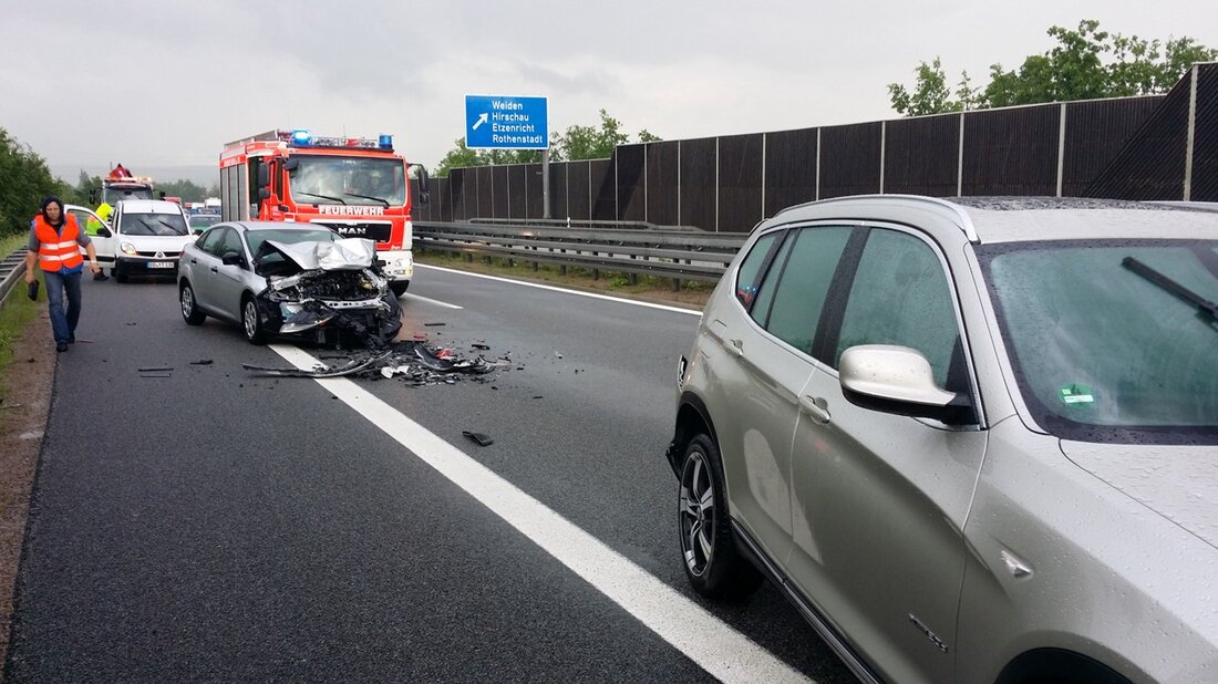 Weiden. Auf der A 93 sind zwei Fahrzeuge zwischen den Anschlussstellen Weiden-Süd und Frauenricht in Richtung Hof ineinander gekracht.  Ein BMW-Fahrer musste sein Fahrzeug wegen schlagartig eintretendem Starkregen massiv abbremsen. [&hellip;]